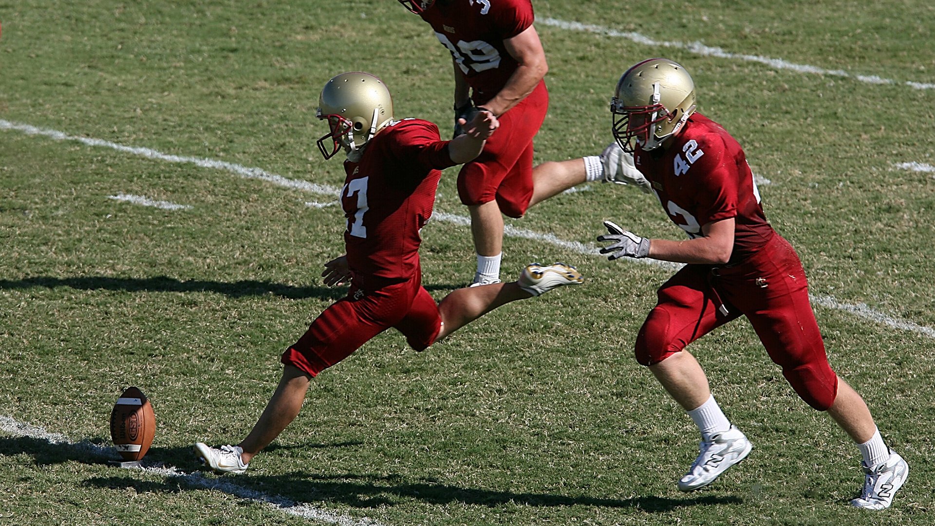 中国足球职业联赛裁判执法规范不断加强，中国足协职业裁判